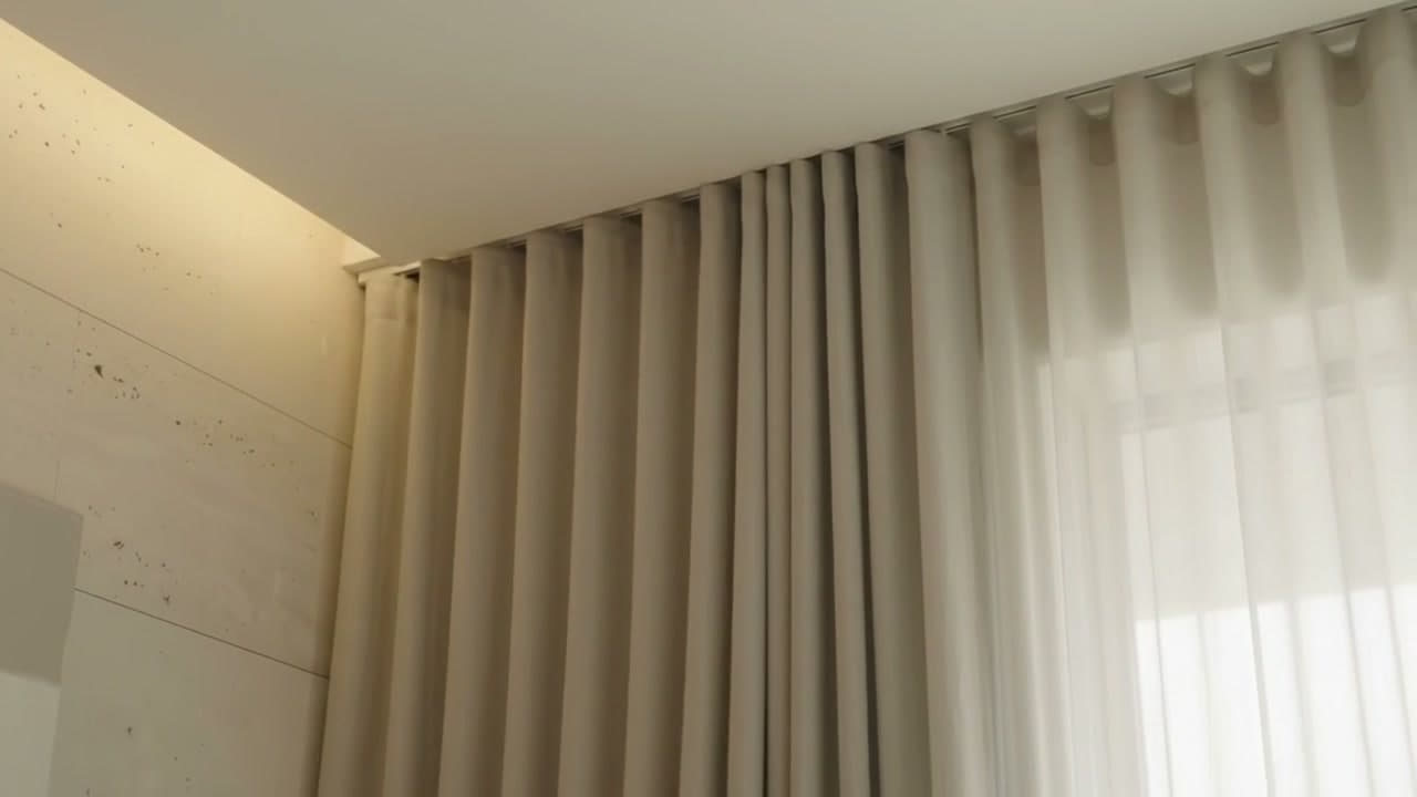 מסילת תקרה עם וילון בקפל גלי